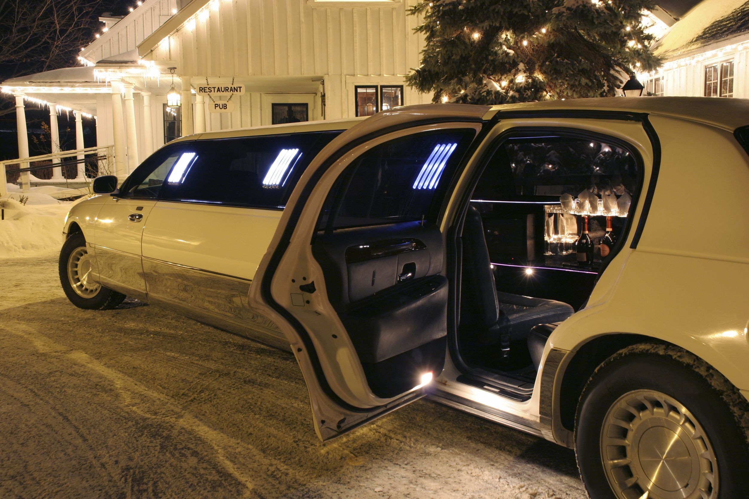 Make Your Day Special When You Book a Limo For Your Dream Wedding